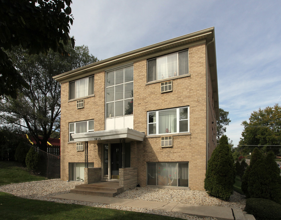 Real-T 1614 Ogden Avenue in Downers Grove, IL - Foto de edificio