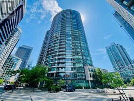 373 Front St W in Toronto, ON - Building Photo
