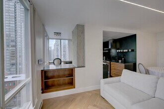 1251 Melville St in Vancouver, BC - Building Photo - Building Photo