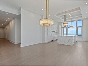 132 E Delaware Pl in Chicago, IL - Building Photo - Building Photo