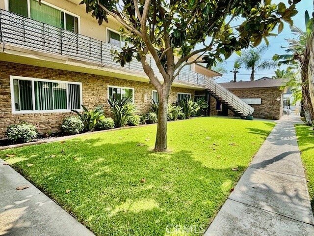 12437 Harris Ave, Unit 11 in Lynwood, CA - Foto de edificio - Building Photo