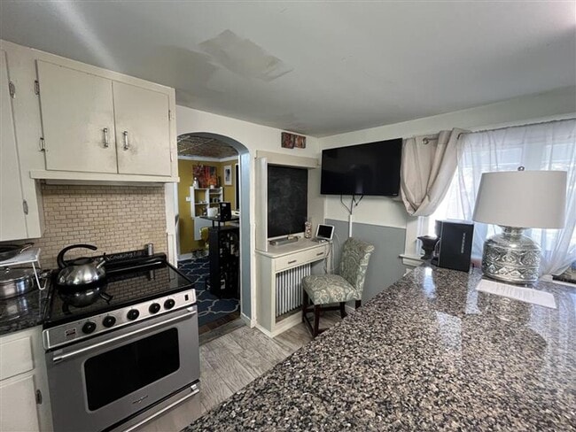 property at 8 Valliere Ct