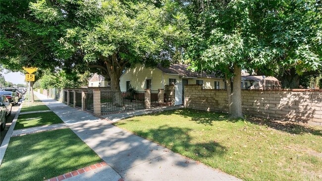 206 N Florence St, Unit 206 in Burbank, CA - Building Photo - Building Photo