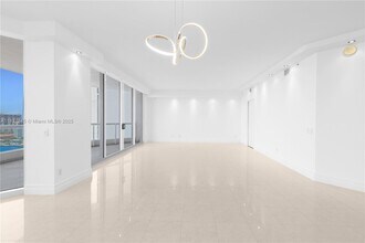 21200 NE 38th Ave in Aventura, FL - Building Photo - Building Photo