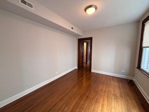 3054 N Milwaukee Ave, Unit 2 in Chicago, IL - Building Photo - Building Photo