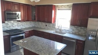 24 Hackett Pl in Rutherford, NJ - Building Photo