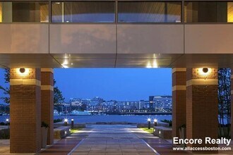 126 Border St in Boston, MA - Foto de edificio - Building Photo