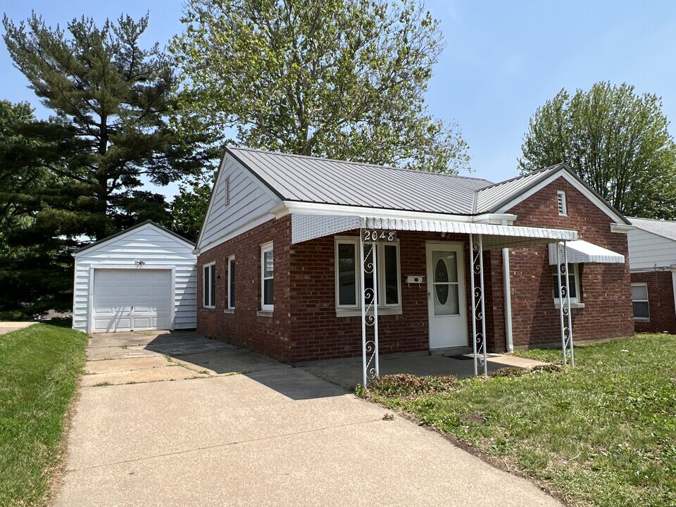 2048 Broadlawn Rd in Dubuque, IA - Building Photo