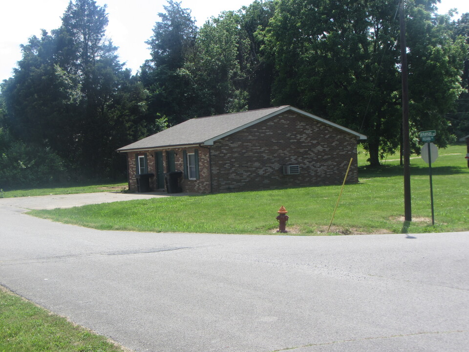 245 Arkansas Ave, Unit 245 ARKANSAS AVE APT#B B in Oak Grove, KY - Foto de edificio