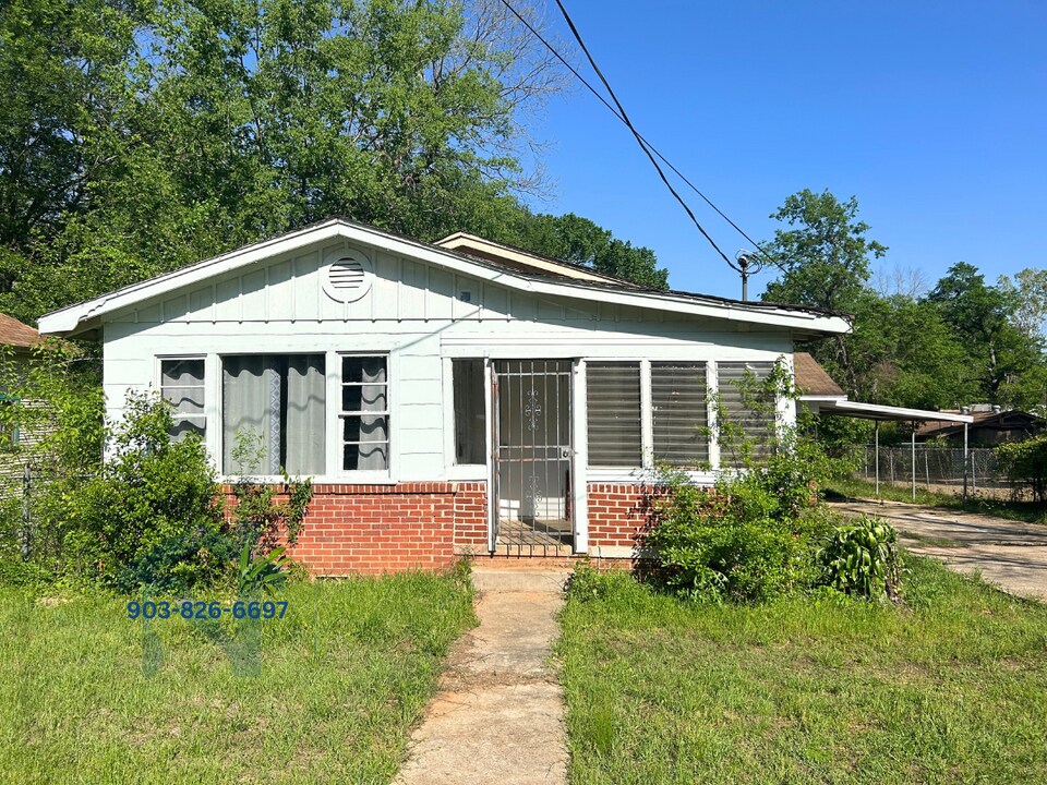 1008 Elmore St in Marshall, TX - Building Photo