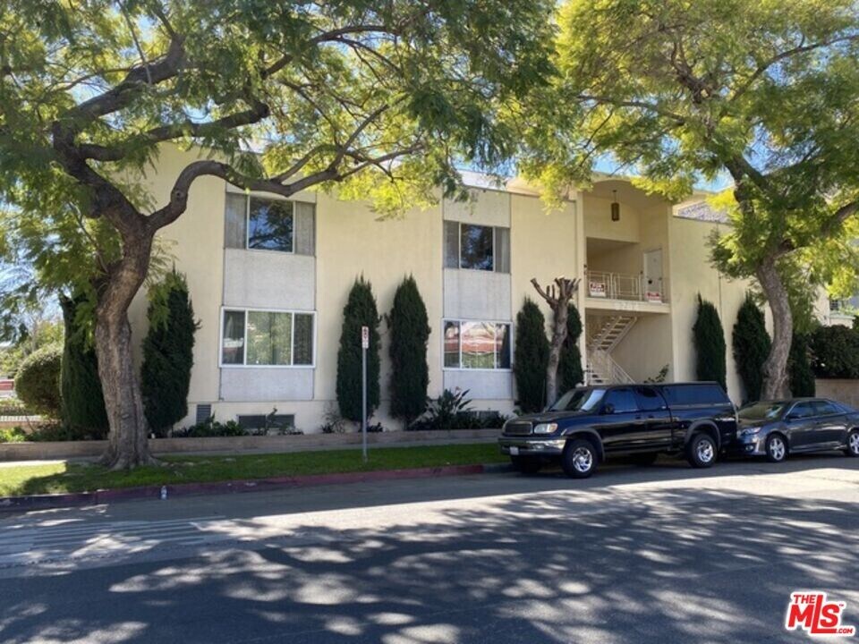 8704 Gregory Way in Los Angeles, CA - Building Photo