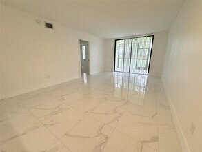 6800 Cypress Rd in Plantation, FL - Building Photo - Building Photo