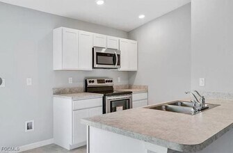 4023 NE 23rd Pl in Cape Coral, FL - Building Photo - Building Photo