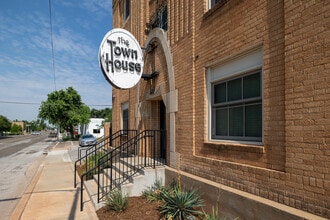 Townhouse in Oklahoma City, OK - Building Photo - Building Photo