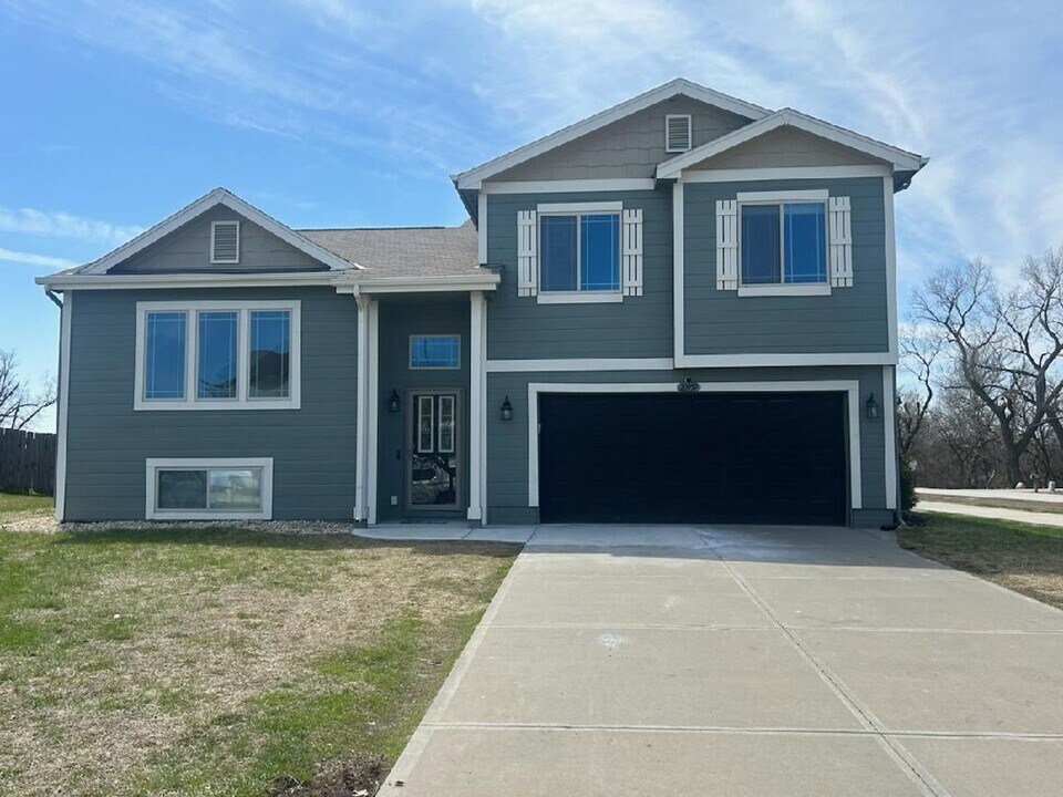20957 Veterans Dr in Elkhorn, NE - Building Photo