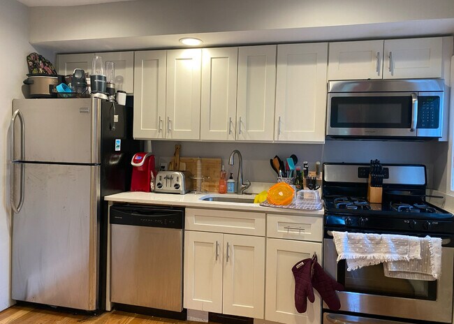 170 L St, Unit 3 in Boston, MA - Building Photo - Building Photo