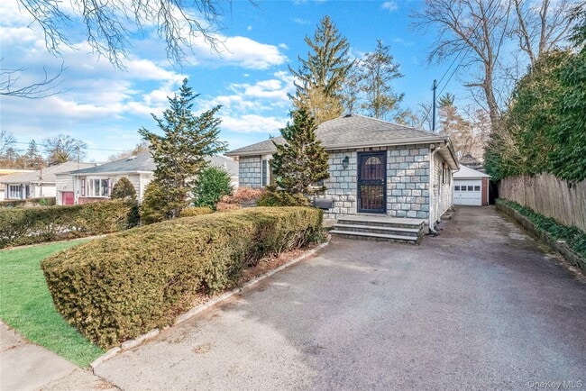 45 21 Iris Ln in Great Neck, NY - Building Photo - Building Photo