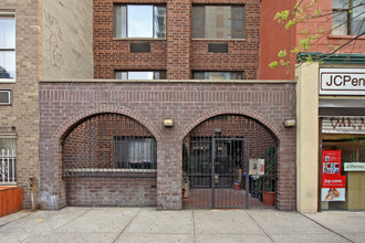 239 E 10th St in New York, NY - Building Photo - Building Photo