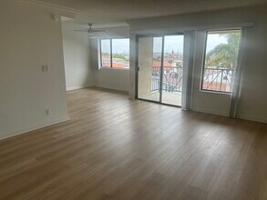 1110 W 10th St, Unit #305 in San Pedro, CA - Building Photo - Building Photo