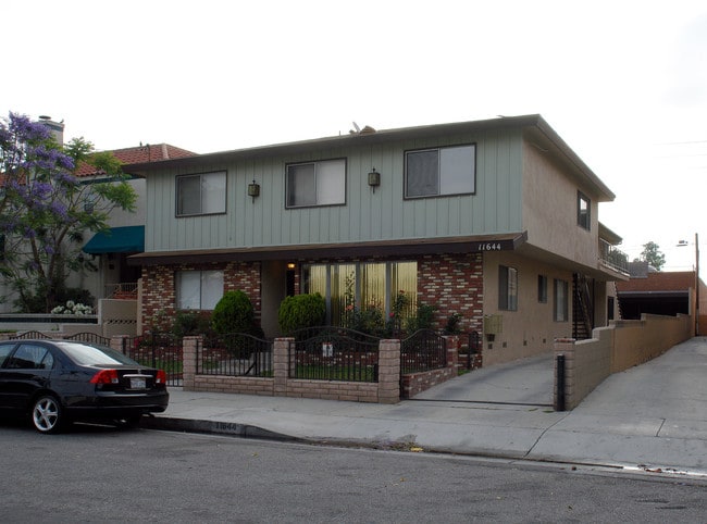 11644 York Ave in Hawthorne, CA - Foto de edificio - Building Photo