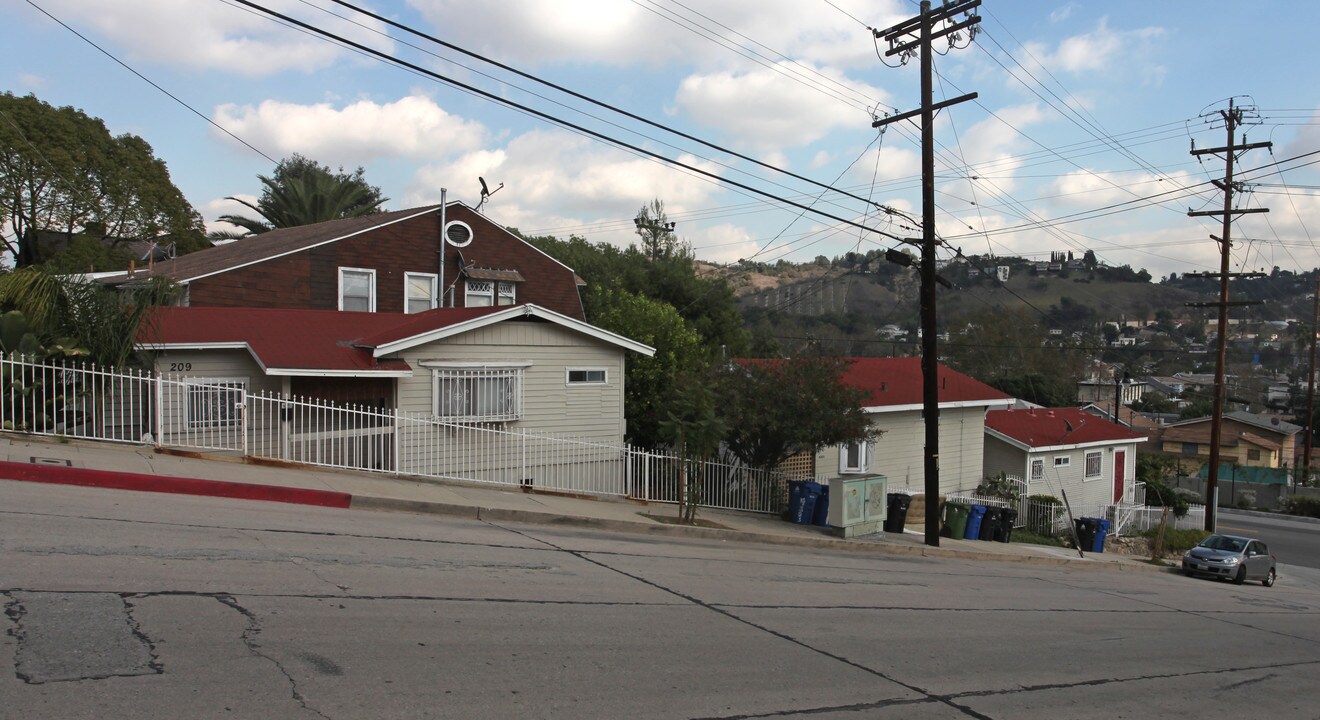 4304 Glenalbyn Dr in Los Angeles, CA - Foto de edificio