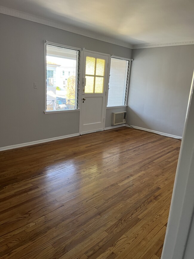 4949 Cahuenga Blvd in North Hollywood, CA - Building Photo - Building Photo