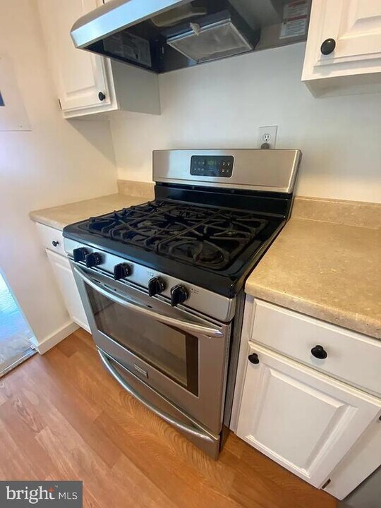 240 M St SW in Washington, DC - Building Photo