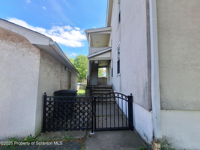 234 E Drinker St in Dunmore, PA - Building Photo - Building Photo