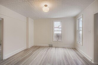 84 Isabel St W in St. Paul, MN - Foto de edificio - Building Photo