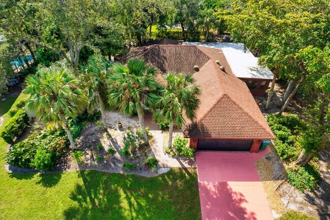 2490 Outrigger Ln in Naples, FL - Foto de edificio - Building Photo
