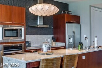 4471 Dean Martin Dr, Unit 2 in Las Vegas, NV - Building Photo - Building Photo