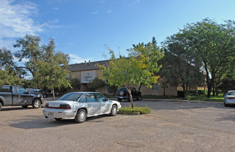 Quaker Pines Apartments & Townhomes in Lubbock, TX - Foto de edificio - Building Photo