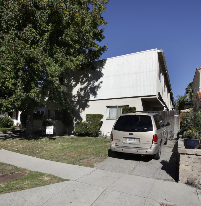 10811 Kling St in North Hollywood, CA - Building Photo