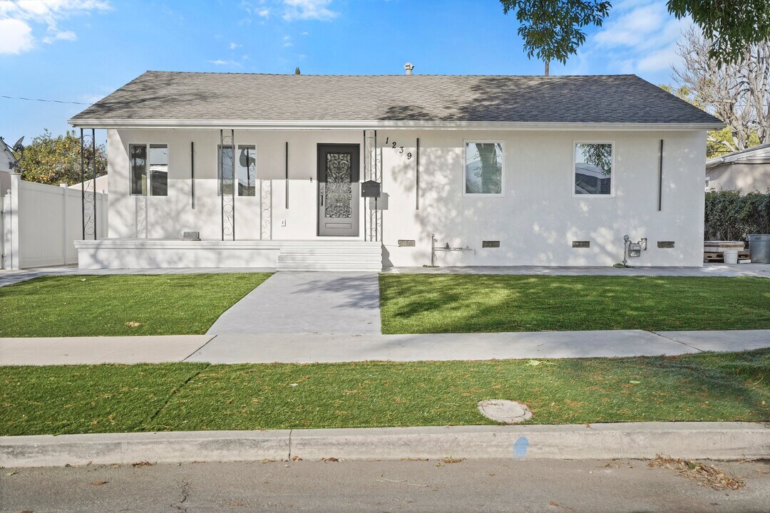 1239 N Reese Pl in Burbank, CA - Building Photo