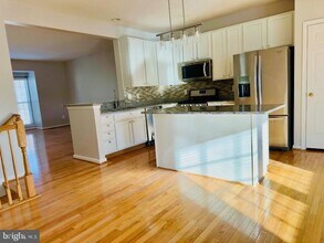 15811 Bobolink Dr in Woodbridge, VA - Foto de edificio - Building Photo