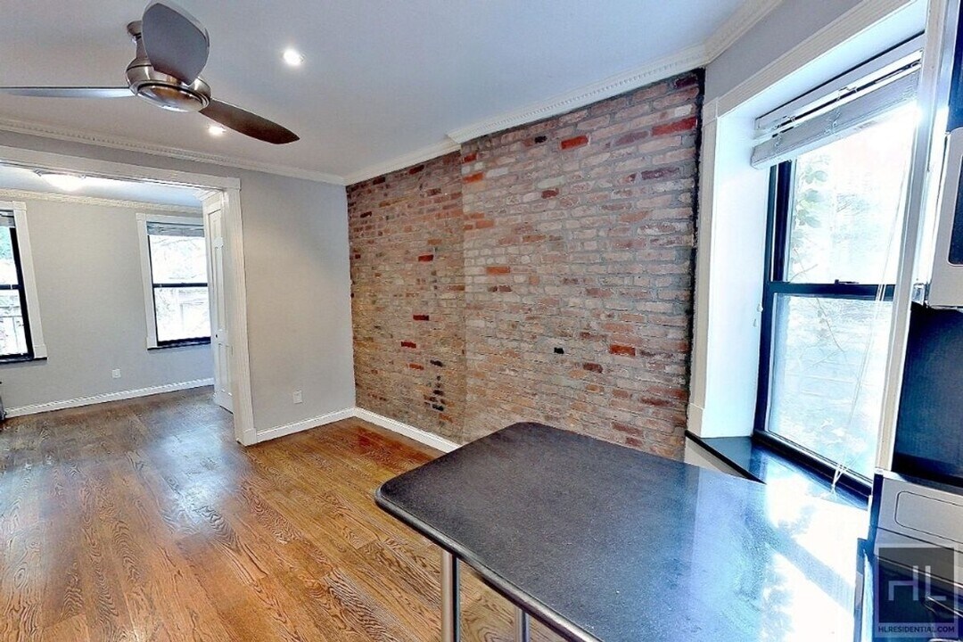 E 5TH ST., Unit B1 in New York, NY - Foto de edificio