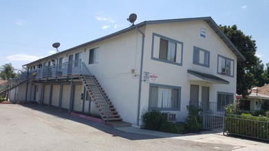 562 E 7th St in Pomona, CA - Foto de edificio - Building Photo