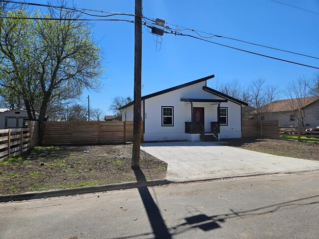 808 4th St in Lockhart, TX - Building Photo - Building Photo