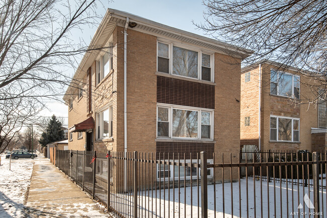 2750 N Linder Ave in Chicago, IL - Foto de edificio - Building Photo