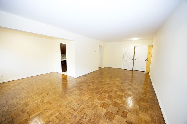 77 Lenox Rd in Rockville Centre, NY - Building Photo - Building Photo