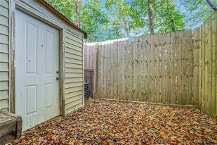 7006 Oakhill Cir in Austell, GA - Building Photo
