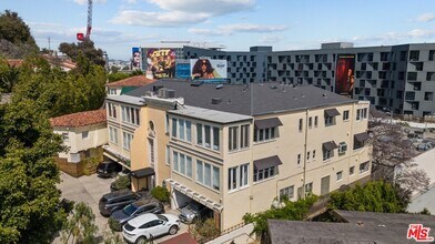 1326 Londonderry View Dr in Los Angeles, CA - Building Photo - Building Photo