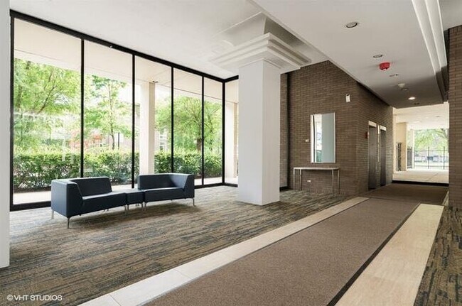 1400 E 55th Pl, Unit 501N in Chicago, IL - Building Photo - Building Photo