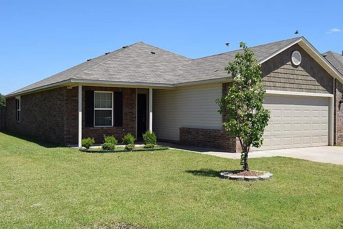 2412 Canyon Creek Dr in Yukon, OK - Building Photo