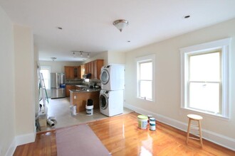 14 Bay State Ave, Unit 2 in Somerville, MA - Foto de edificio - Building Photo