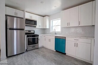 83 Sheridan St, Unit 2 in Irvington, NJ - Foto de edificio - Building Photo