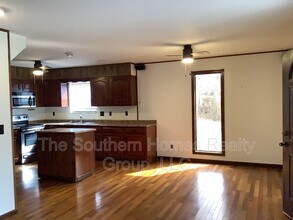 1221 S Matlock Ave in Athens, TN - Building Photo - Building Photo