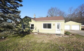 2811 3 Mile Rd NE in Grand Rapids, MI - Building Photo