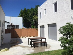 1525 SW 9th St-Unit -B in Miami, FL - Building Photo - Building Photo
