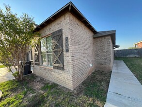 2013 102nd St in Lubbock, TX - Building Photo - Building Photo